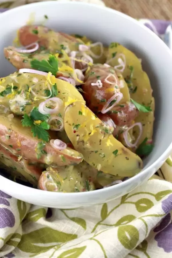 「かけるだけでリッチな味に！レモンの皮の意外な使い道とは？」の画像