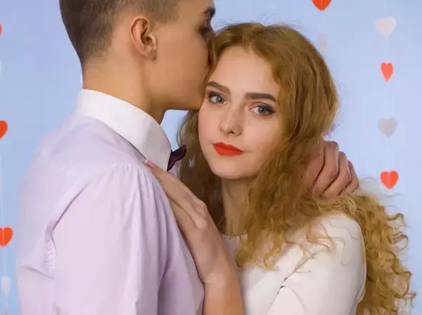 【男心】バレバレ…でもかわいい！あざといけど許せちゃう女性の行動とは？