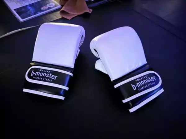 「45分で最大1000kcal消費!? ジムが続かない人もやみつきと話題の「暗闇ボクシング」を体験！」の画像