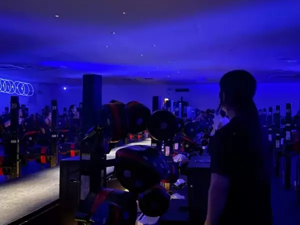 「45分で最大1000kcal消費!? ジムが続かない人もやみつきと話題の「暗闇ボクシング」を体験！」の画像