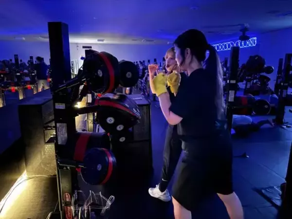 「45分で最大1000kcal消費!? ジムが続かない人もやみつきと話題の「暗闇ボクシング」を体験！」の画像