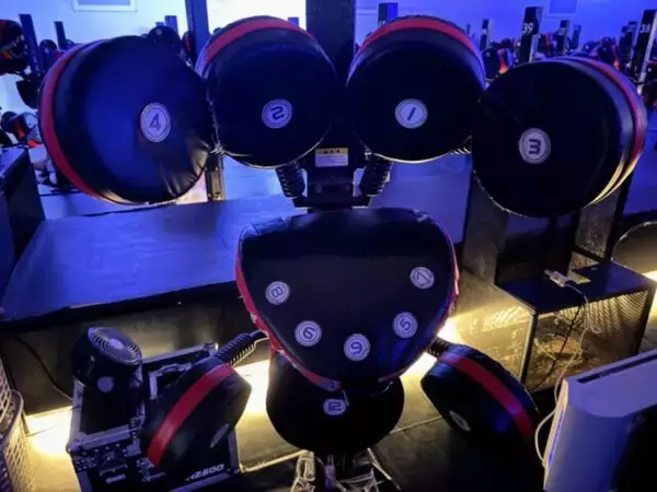 「45分で最大1000kcal消費!? ジムが続かない人もやみつきと話題の「暗闇ボクシング」を体験！」の画像