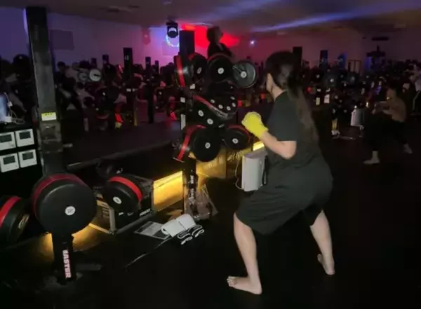 「45分で最大1000kcal消費!? ジムが続かない人もやみつきと話題の「暗闇ボクシング」を体験！」の画像