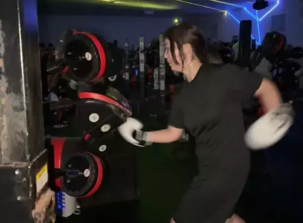 「45分で最大1000kcal消費!? ジムが続かない人もやみつきと話題の「暗闇ボクシング」を体験！」の画像