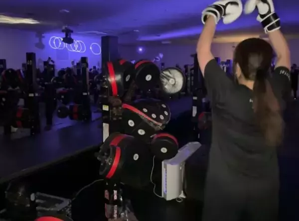 「45分で最大1000kcal消費!? ジムが続かない人もやみつきと話題の「暗闇ボクシング」を体験！」の画像