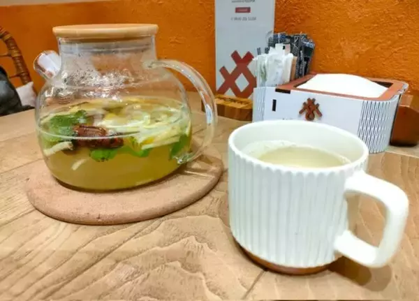 「異国のカフェ直伝！ガラスポッドで作る華やかでおいしいフルーツティー簡単レシピ」の画像