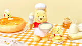 「【ディズニーストア】プーさんがコックに！ とろ～りはちみつパンケーキがテーマの新コレクション！」の画像1
