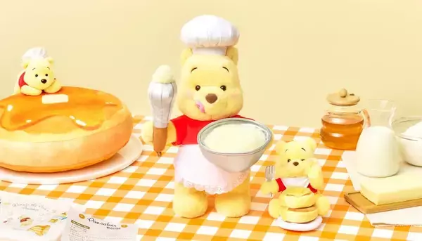 【ディズニーストア】プーさんがコックに！ とろ～りはちみつパンケーキがテーマの新コレクション！