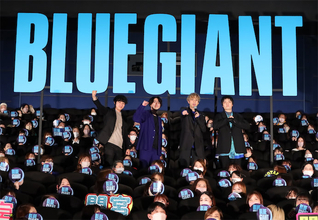 『BLUE GIANT』山田裕貴がブルーに染まった満席の会場観客と公開を祝う！