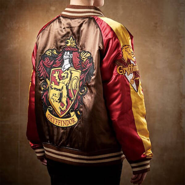 ハリー ポッター こだわりのスカジャンでお出かけ 22年4月10日 エキサイトニュース