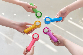 暑い現場のお供に！ 推しカラーで選べる冷却プレート付きハンディファンとマルチクリップが登場！ あなたの推しは何色？