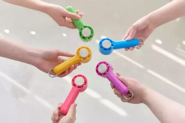 暑い現場のお供に！ 推しカラーで選べる冷却プレート付きハンディファンとマルチクリップが登場！ あなたの推しは何色？