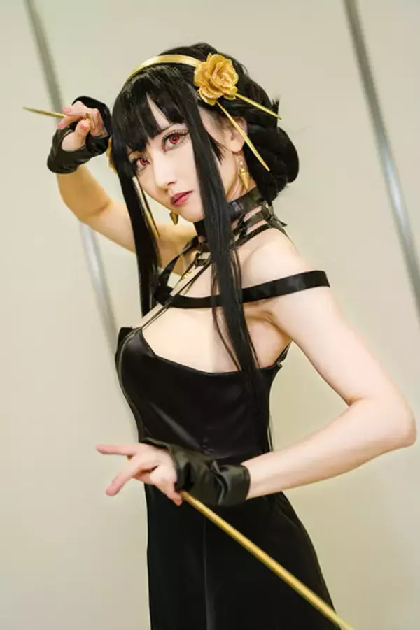 「【コスプレ】『SPY×FAMILY』ヨル・フォージャーの再現度がすごい！注目レイヤー・りんご【写真6枚】」の画像