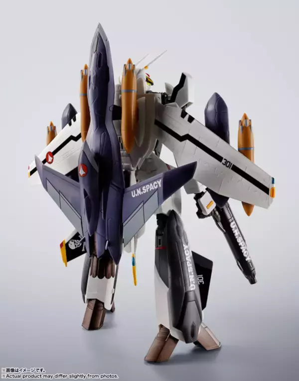 「「マクロスゼロ」若き日のロイ・フォッカーが駆る“VF-0S”、最強装備で再登場！三段変形が楽しめる＆スカルマークの専用台座付属」の画像