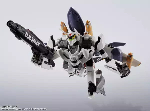 「「マクロスゼロ」若き日のロイ・フォッカーが駆る“VF-0S”、最強装備で再登場！三段変形が楽しめる＆スカルマークの専用台座付属」の画像