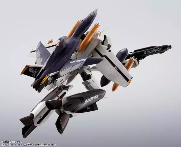 「「マクロスゼロ」若き日のロイ・フォッカーが駆る“VF-0S”、最強装備で再登場！三段変形が楽しめる＆スカルマークの専用台座付属」の画像