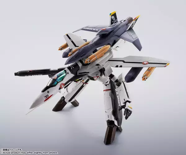 「「マクロスゼロ」若き日のロイ・フォッカーが駆る“VF-0S”、最強装備で再登場！三段変形が楽しめる＆スカルマークの専用台座付属」の画像
