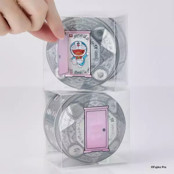 「「ドラえもん」イベント限定のクッキー缶 桜ドラえもんや柴犬ドラえもんなど全29種がひと缶に！」の画像