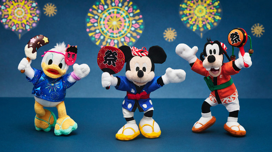 ミッキーたちと夏祭りを楽しもう♪ 「ディズニーストア」7月24日より夏祭りがスタート！ くじ&特別装飾、ぬいぐるみキーチェーンも登場
