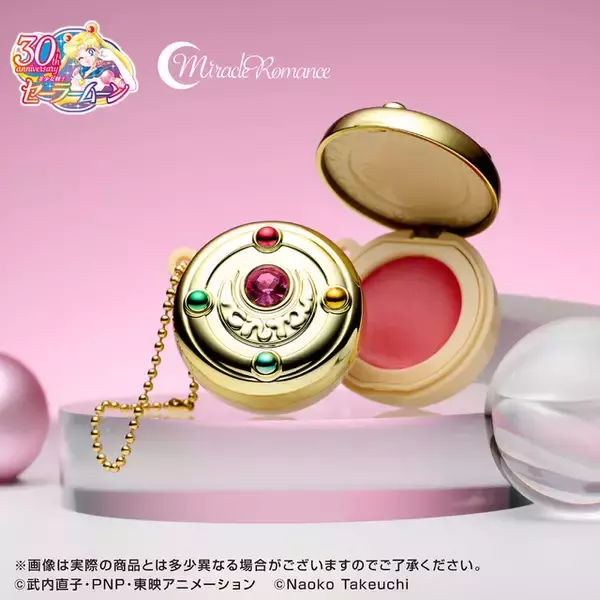 「“ムーンクリスタルパワーメイクアップ！”「セーラームーン」変身ブローチがリップ＆チークに☆」の画像