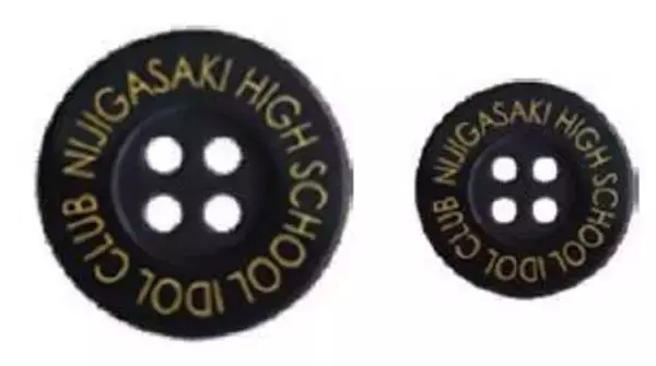 「「ラブライブ！ニジガク」ビジネスシーンでも推しと一緒！「洋服の青山」コラボで“ニジガクブラックスーツ”登場」の画像