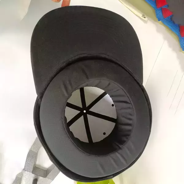 「大きすぎる…!?「頭文字D」頭周り90センチの“ビッグキャップ”登場 「東京オートサロン2026」で先行販売」の画像