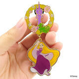 「「アナ雪」オラフや「ラプンツェル」の大きめピンバッジが登場♪ 揺れるチャームや回転ギミックにも注目！」の画像1