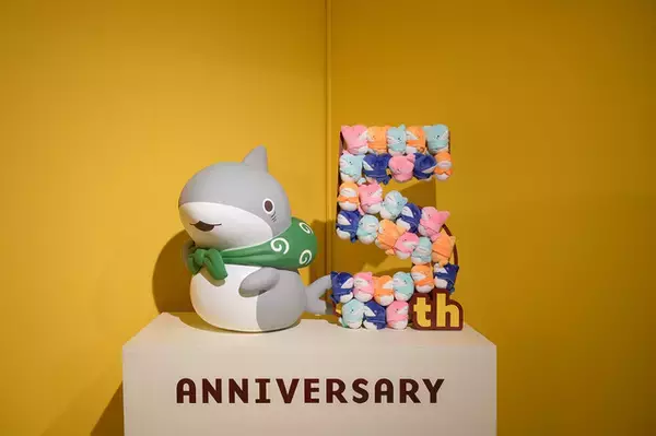 「おっきな子ザメちゃんぬいがかわいい♪ 「おでかけ子ザメ展」に花澤香菜が来場！ 録りおろしボイスや巨大もふもふパネルも♪ 会場の様子を公開」の画像
