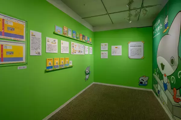 「おっきな子ザメちゃんぬいがかわいい♪ 「おでかけ子ザメ展」に花澤香菜が来場！ 録りおろしボイスや巨大もふもふパネルも♪ 会場の様子を公開」の画像