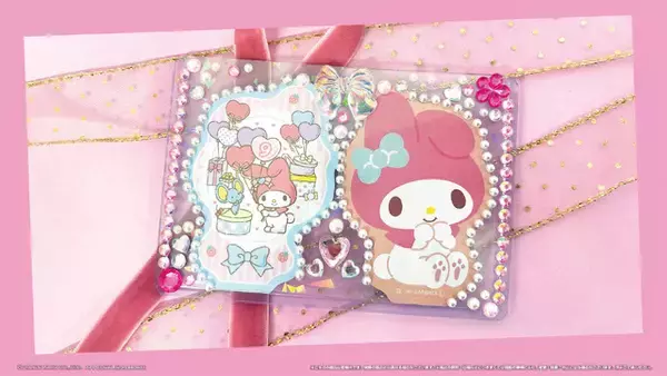 「キティ型のトランプが可愛すぎる♪ 「サンリオ」キュートなトランプ＆カードスタンドが登場！飾っても遊んでもよしの万能アイテム」の画像