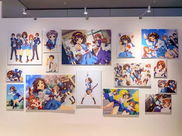 「TVアニメからもう20年！『涼宮ハルヒ』が与えた影響を総ざらいする「SOS展」池袋にて開催中！【フォトレポート】」の画像
