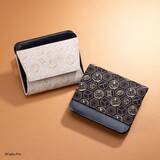 「「ドラえもん」ワンランク上の大人っぽアイテムを持ち歩こう！ 甲州印伝の新作ミニウォレット＆復刻版カードケースが登場」の画像4