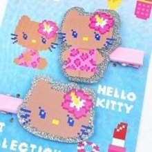 日焼け“キティ”の平成ギャル感がたまらん！インパクト大なマルチクリップやステッカーが登場