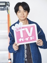 声優・榎木淳弥、秋アニメ「め組の大吾」にちなんで“ミニ消防車”と撮影！ 「月刊TVガイド2023年11月号」