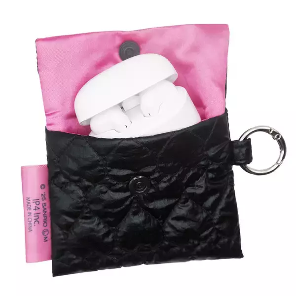 「ストリート風衣装がかっこかわいい！「サンリオ」キティ、クロミ、シナモンらがデザインされた「つやつやキルトポーチ」カプセルトイに登場」の画像