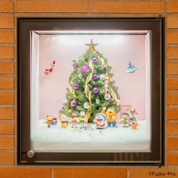 「ドラえもんやチンプイとハッピークリスマス♪ 藤子・F・不二雄ミュージアムでクリスマス企画開催！ ひみつ道具だらけのツリーも」の画像