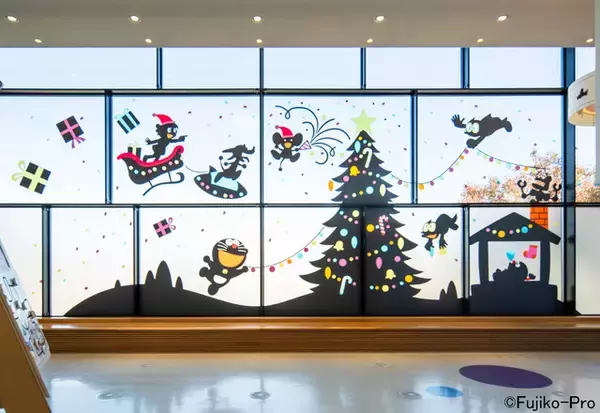 「ドラえもんやチンプイとハッピークリスマス♪ 藤子・F・不二雄ミュージアムでクリスマス企画開催！ ひみつ道具だらけのツリーも」の画像