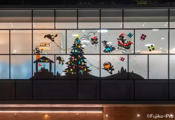 「ドラえもんやチンプイとハッピークリスマス♪ 藤子・F・不二雄ミュージアムでクリスマス企画開催！ ひみつ道具だらけのツリーも」の画像