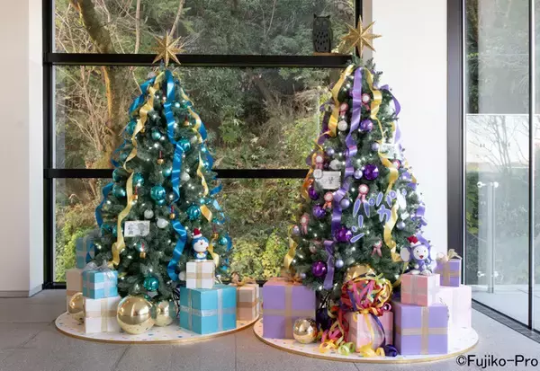 「ドラえもんやチンプイとハッピークリスマス♪ 藤子・F・不二雄ミュージアムでクリスマス企画開催！ ひみつ道具だらけのツリーも」の画像