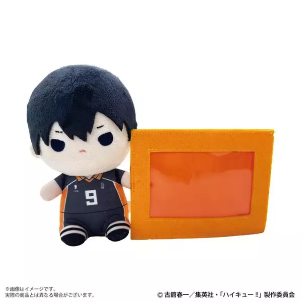 「「ハイキュー!!」日向翔陽、孤爪研磨たちがカードケース付き自立型ぬいぐるみに！ お出かけも一緒に♪」の画像