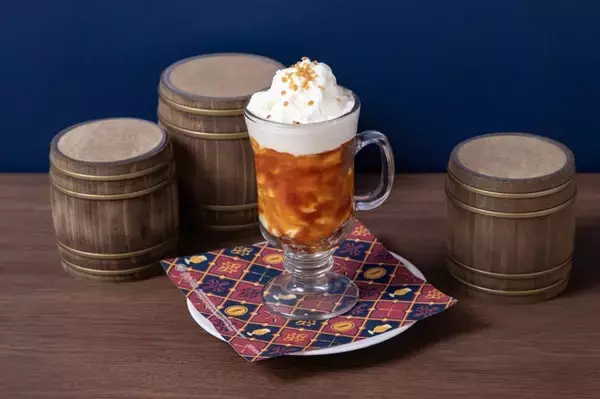 「バタービール風味のプリンやアイスが美味しそう♪ 「ハリー・ポッター」バタービール・シーズン到来！「ハリポタカフェ」に新メニュー＆復刻メニューが期間限定で登場！」の画像