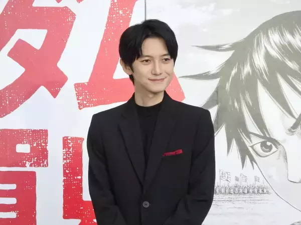 「キングダム」×佐賀県コラボのセレモニーに本郷奏多が登壇！ キングダム愛を熱弁、知事から“海苔”のプレゼントも【レポート】