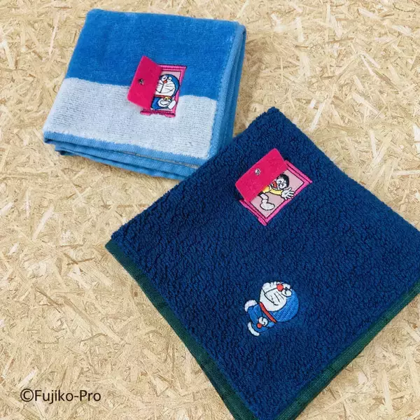 「ドラえもん」ひみつ道具の新作ハンカチ登場☆ どこでもドアはパタパタ開閉できる!?アップリケ刺繍の趣向に注目