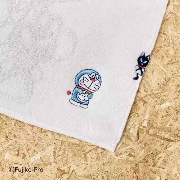 「「ドラえもん」ひみつ道具の新作ハンカチ登場☆ どこでもドアはパタパタ開閉できる!?アップリケ刺繍の趣向に注目」の画像