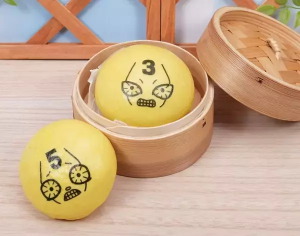 「ジョジョ」承太郎らの新ビジュ＆新グッズが見逃せないッ！“冬限定”S・Pカレーまんも食べたイィィーー！ 「THE★JOJO WORLD」