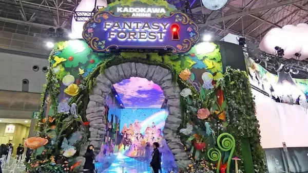 「「リゼロ」「よう実」「メダリスト」…KADOKAWAブースは人気アニメ作品が大集合!! 鍵穴型の洞窟を抜けたらファンタジー世界に転生した件!? 【AnimeJapan 2026 ブースレポ】」の画像