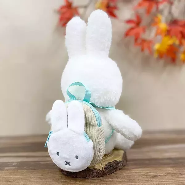 「「ミッフィー」ぬいぐるみ用の“コーデュロイミニリュックポーチ”登場！ 小物入れ使い、ぬいとのお出かけにぴったり♪」の画像
