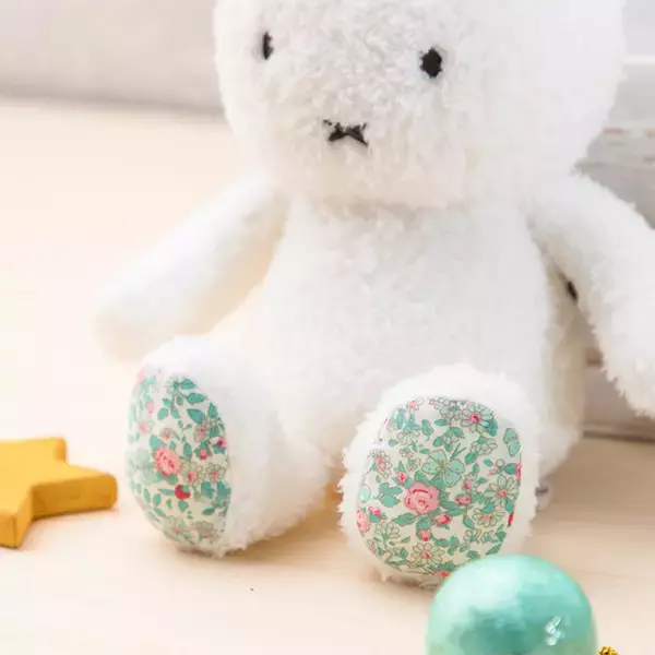 「「ミッフィー」ぬいぐるみ用の“コーデュロイミニリュックポーチ”登場！ 小物入れ使い、ぬいとのお出かけにぴったり♪」の画像