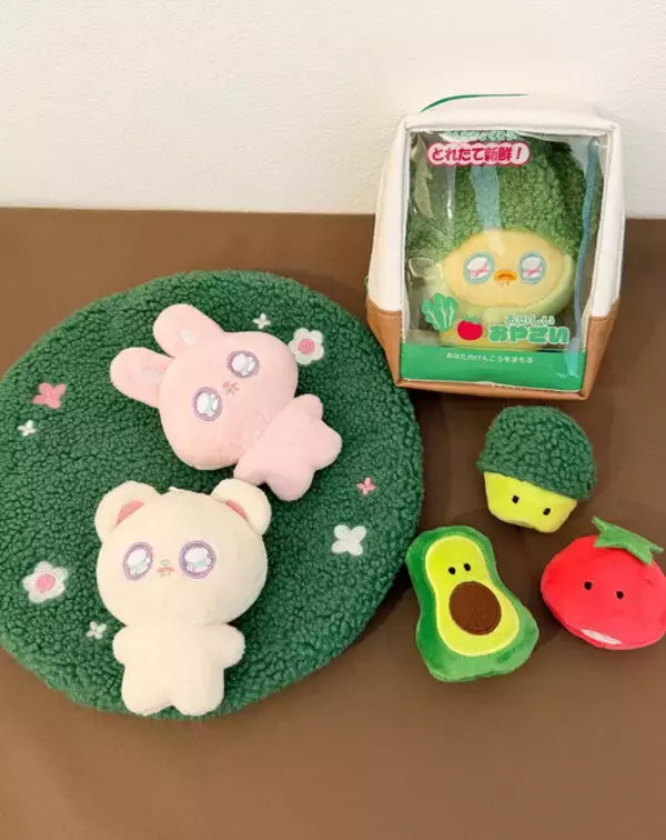 「“推しぬい”を野菜に変身させよう☆ 390円ショップ「サンキューマート」に新“ぬい活”アイテム「とれたて野菜」が登場」の画像