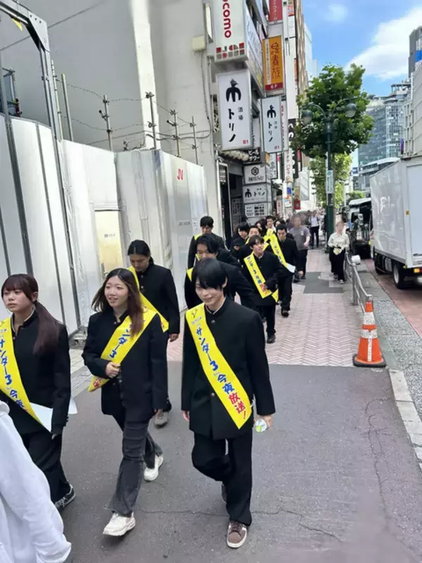 「渋谷に“雷警報”発生!? アニメ『サンダー３』放送開始日に渋谷をジャック！学ラン33人が大捜索、カミナリがスペシャルネタ披露」の画像